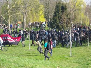 Die zum Teil miltianten Demonstranten flüchten in einen Park