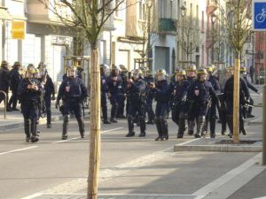 Die Polizei rückt gegen Demonstranten vor